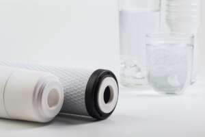 Water filter cartridge and glasses of water 